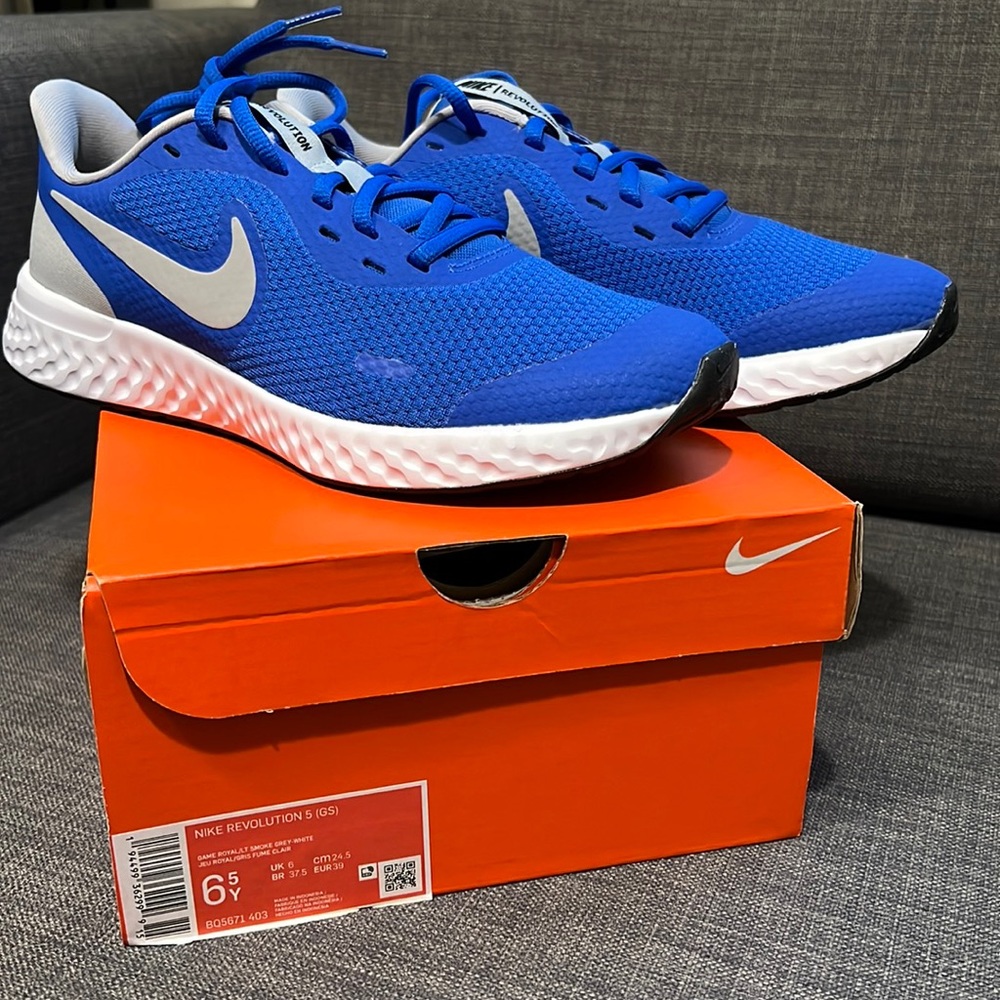 *New* boys Nike Sneakers